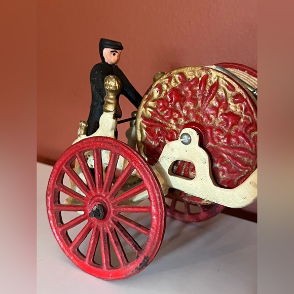 VINTAGE ANTIQUE 19” CAST IRON HORSE DRAWN FIRE ENGINE / HOSE WAGON TOY - Picture 3 of 16
